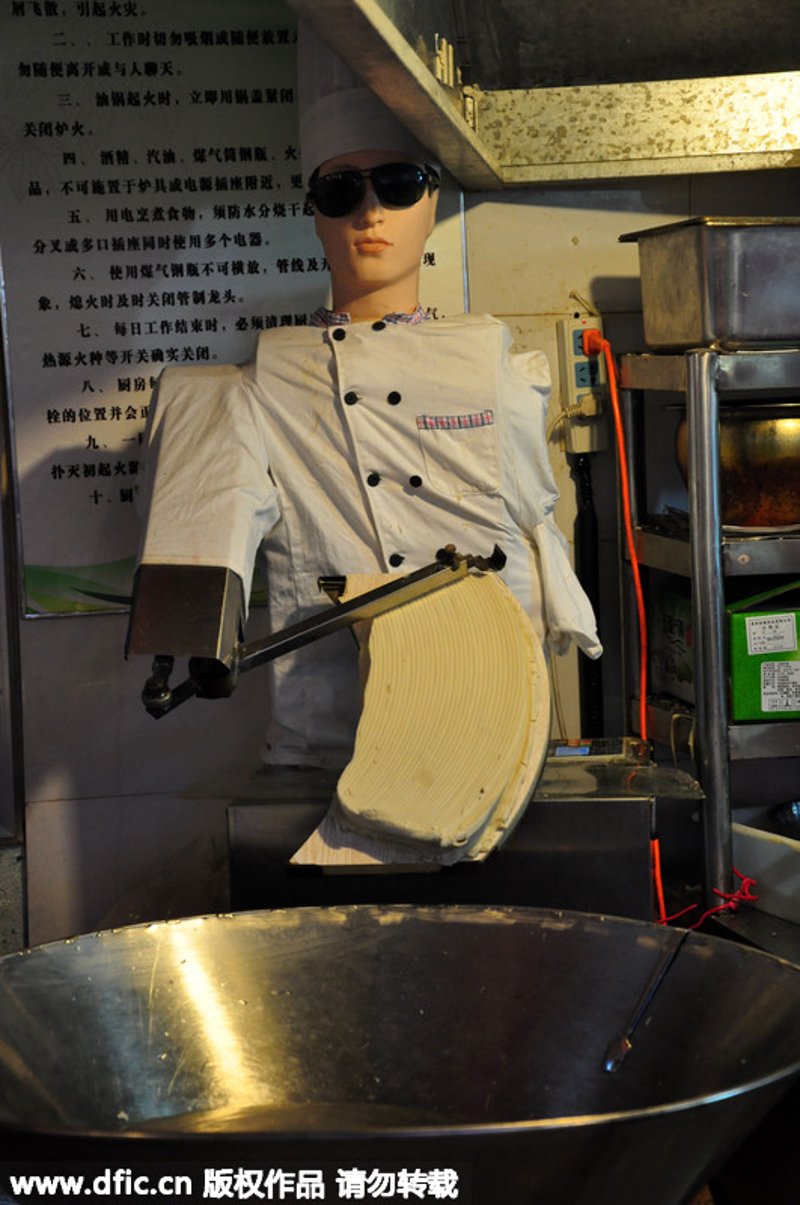 厦门商用厨房设备，如何选择？在繁华的厦门街头，各类美食琳琅满目。为了提升餐饮效率与卫生标准，越来越多的餐厅开始引入商用厨房设备。那么，在众多品牌中如何选择合适的商用厨房设备呢？让我们一起探讨一下。