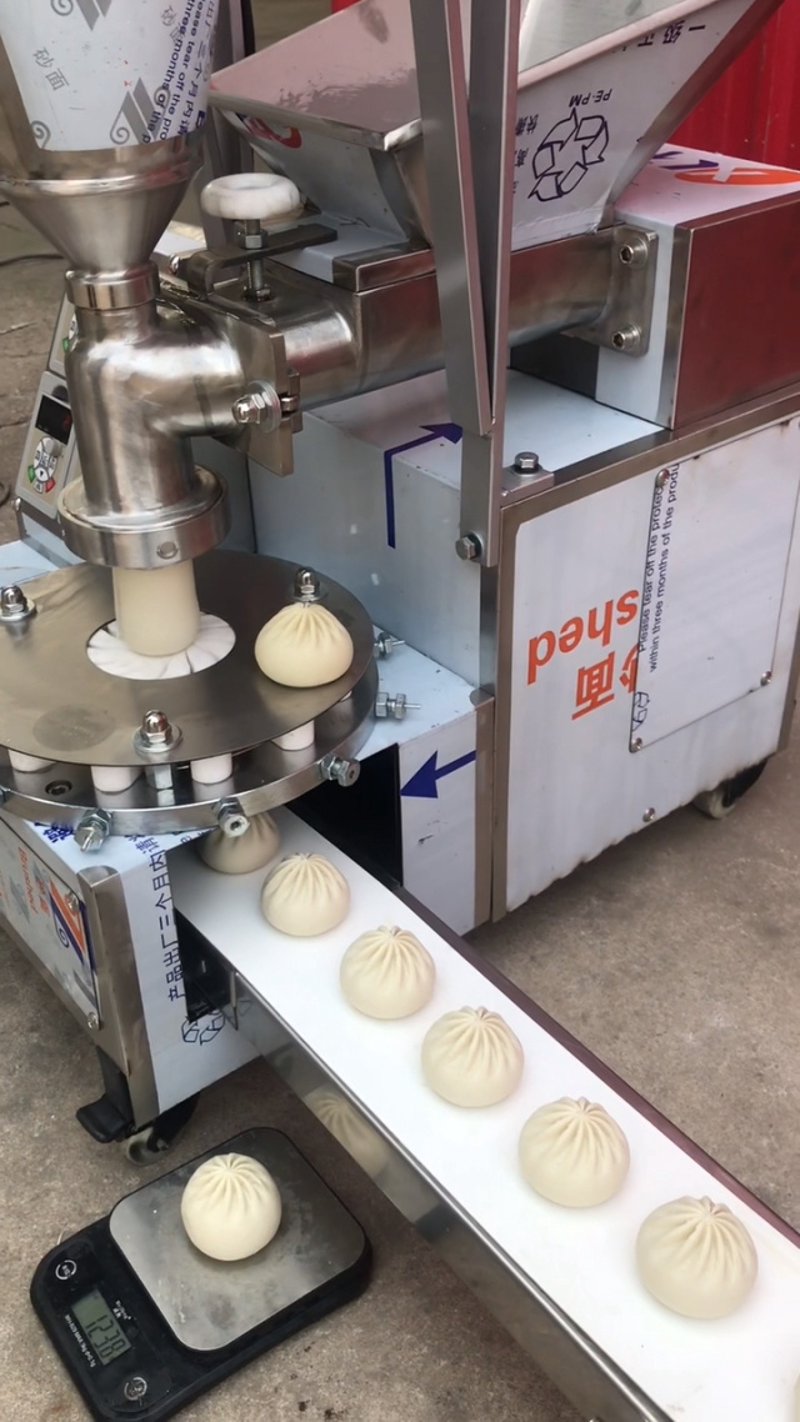 在最近的面食机械设备展销会上,各种先进的面条制作机器吸引了众多参观者的目光。这些机器人不仅能够提高工作效率,还能保证每一道工序的精确度。
